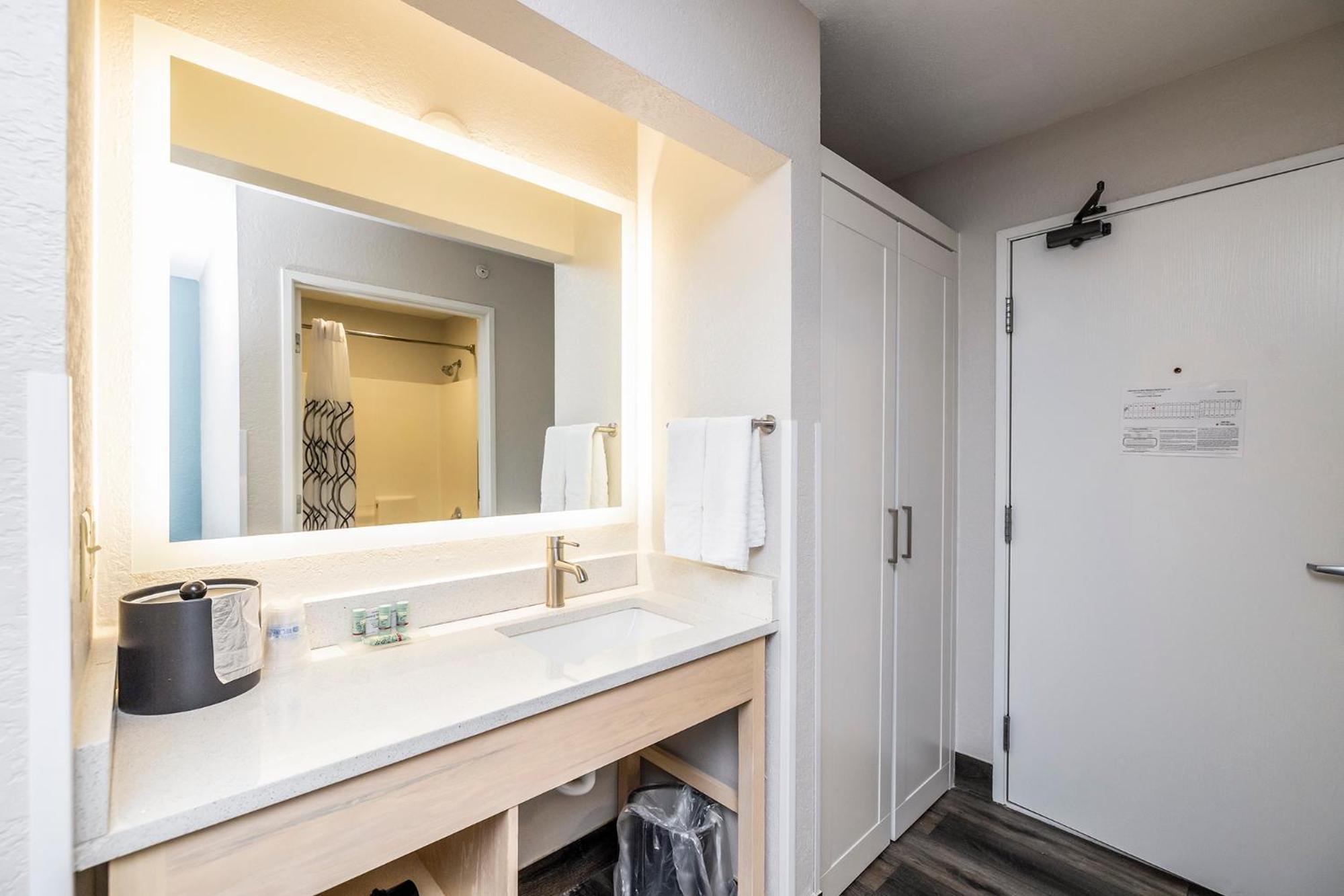 Best Western Watertown Bagian luar foto